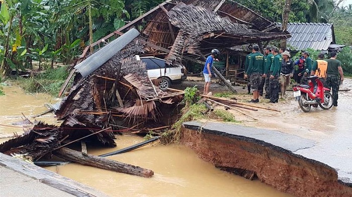 Severe flooding leaves 30 dead in southern Thailand